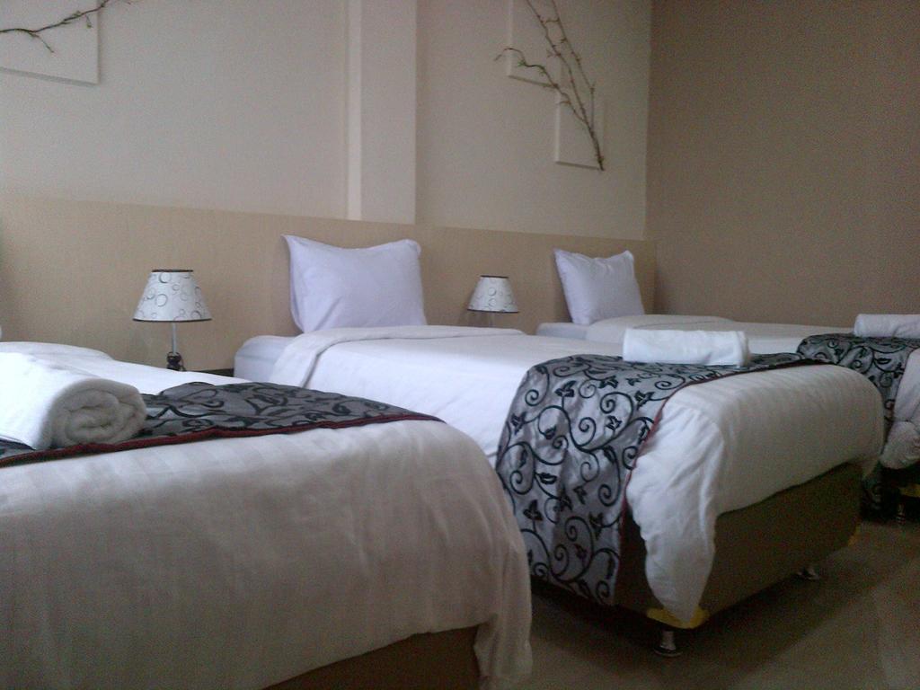 Santa Monica Hotel y Convention Ciherangsating Habitación foto