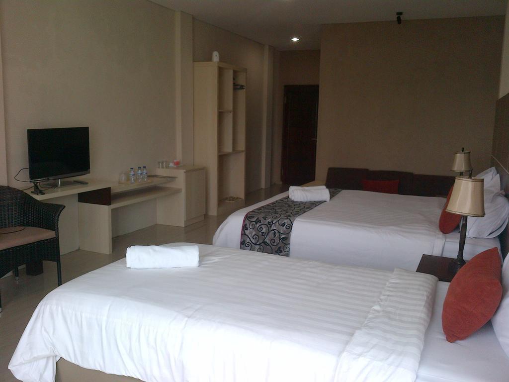 Santa Monica Hotel y Convention Ciherangsating Habitación foto
